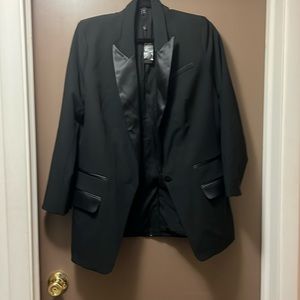 NWT Express Women’s Tuxedo style black blazer Sz Lg- never worn